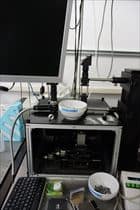 レーザリフロ装置 (100 nm位置制御できるxyzステージを用いてCO2レーザを集光するシステムです．レーザリフロを実施するために使用します．)