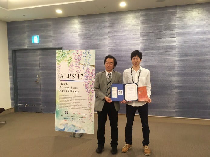 Foto dopo la cerimonia di premiazione (con il presidente dell'ALPS Yoneda).