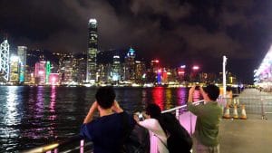 Vue nocturne de Hong Kong depuis la proximité du lieu de la conférence.